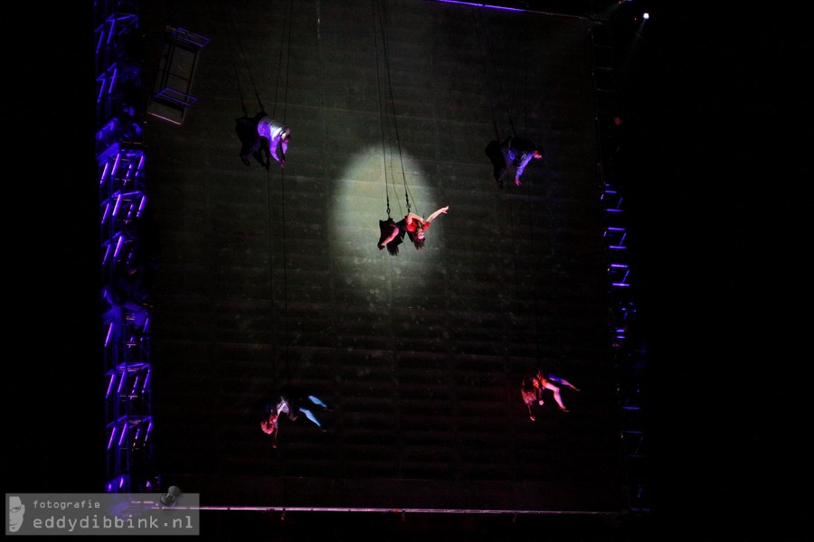 2013-07-04 Wired Aerial Theatre - As The World Tipped (Deventer Op Stelten) 018